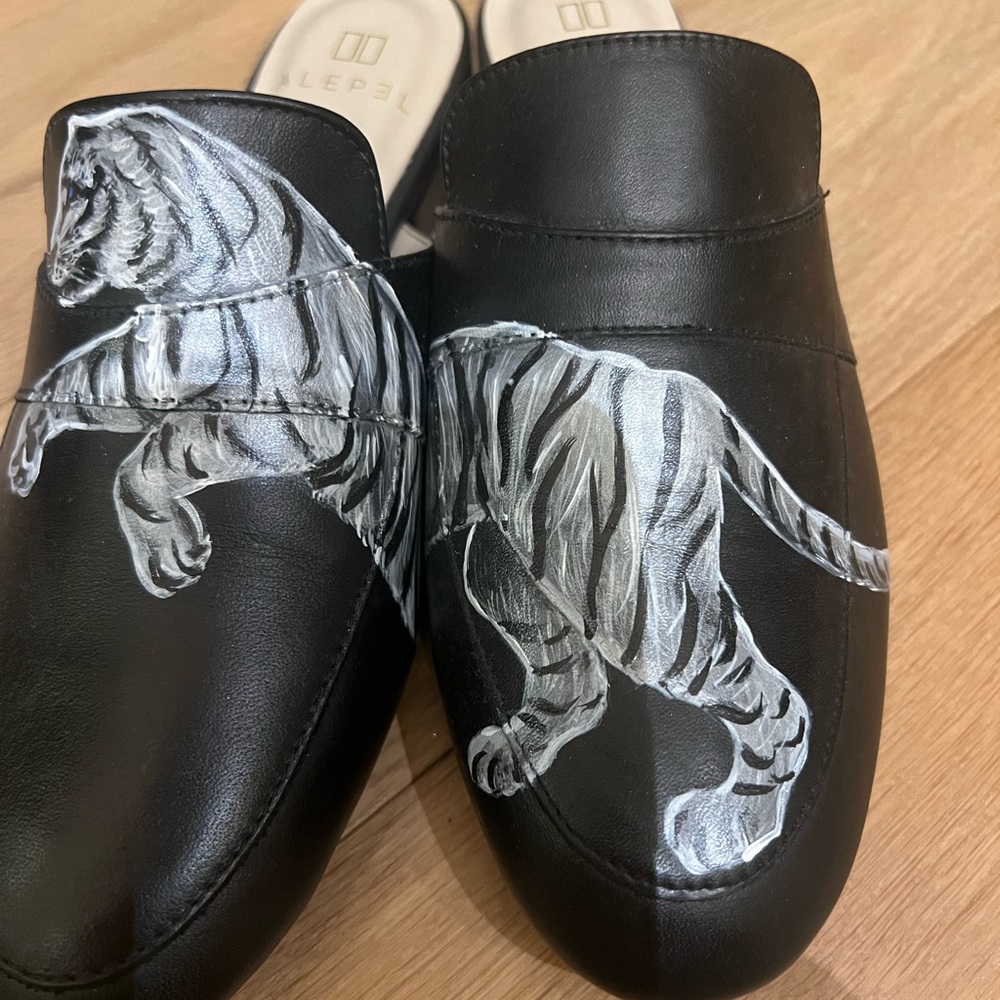 FILO white rider on black mule shoe